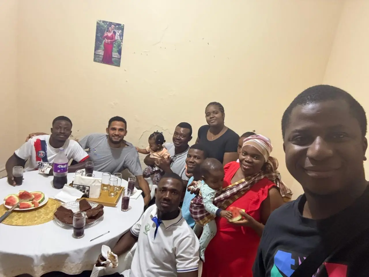 Irmãos reunidos à mesa numa célula