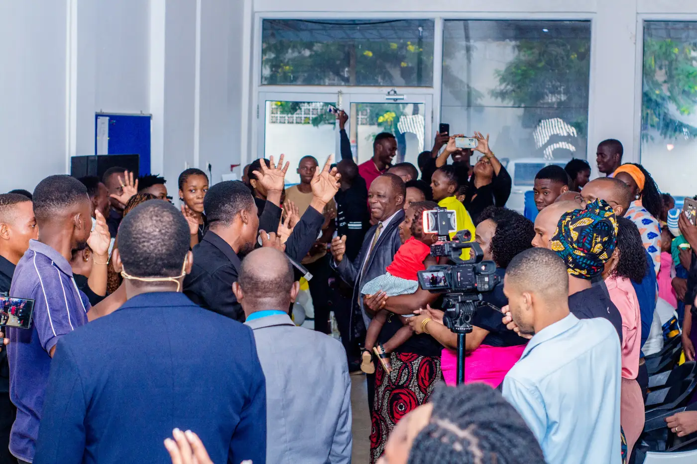 Congregação da Igreja da Cidade em adoração durante o culto de aniversário