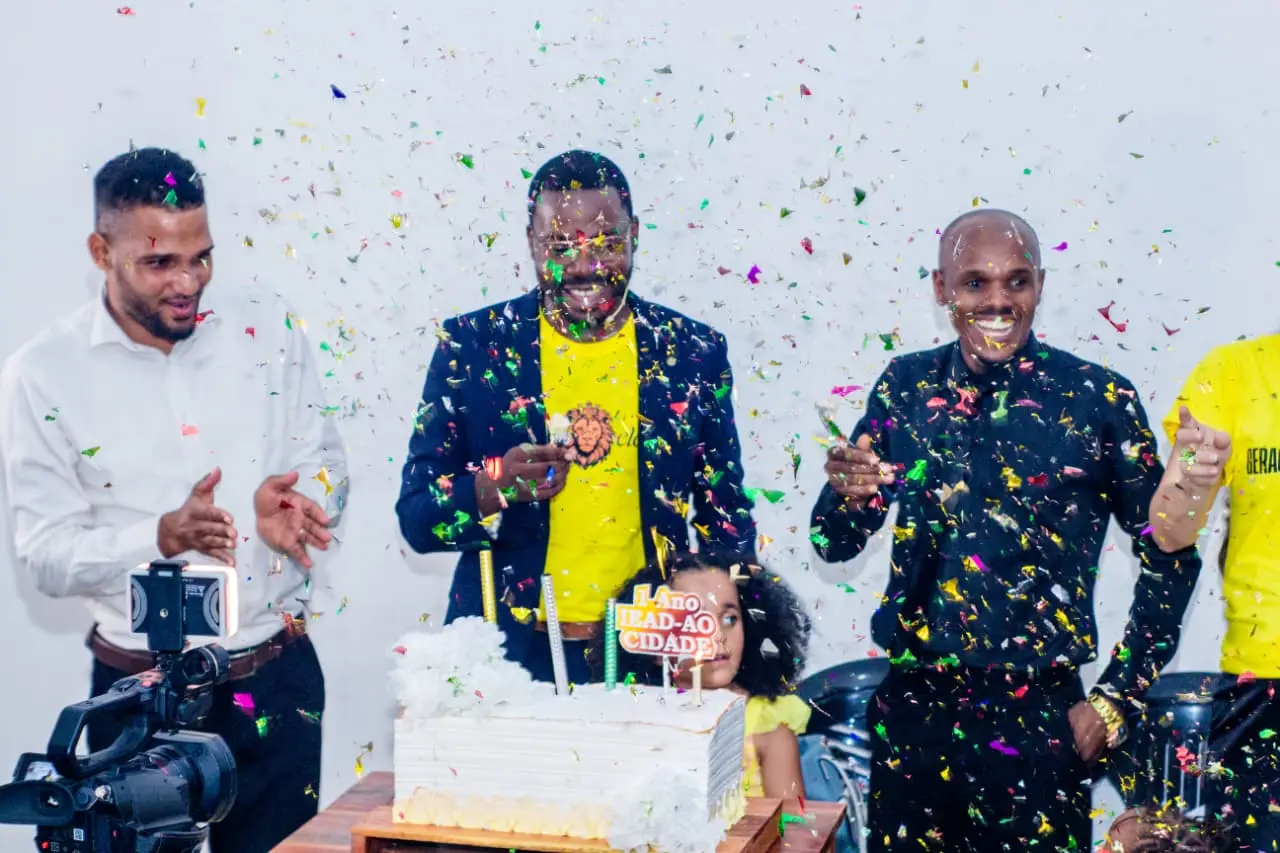 Celebração do aniversário da igreja com bolo e confettis