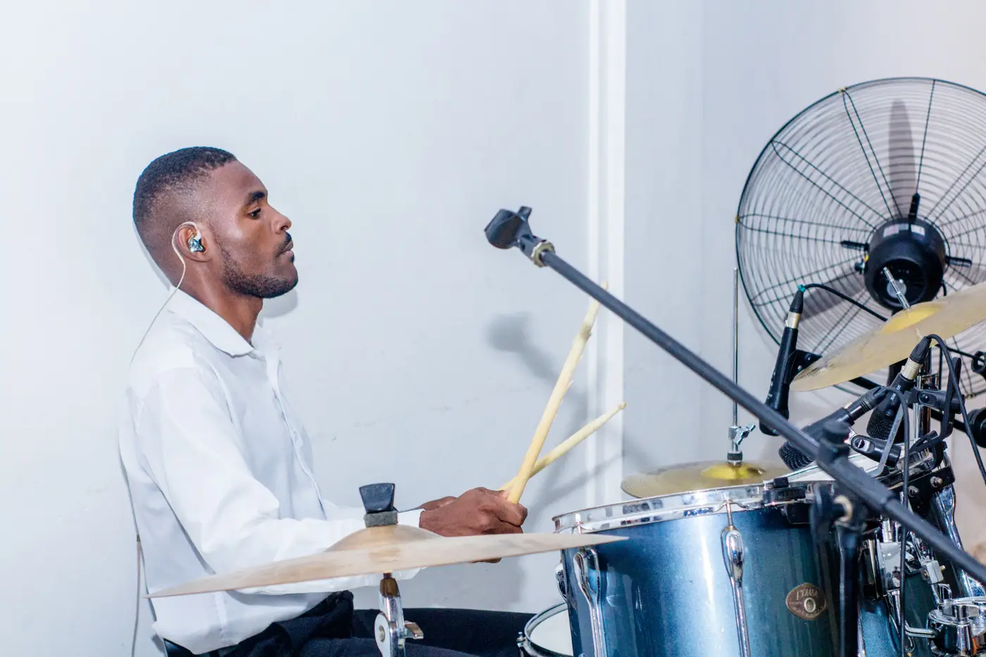 Músico na bateria durante o culto